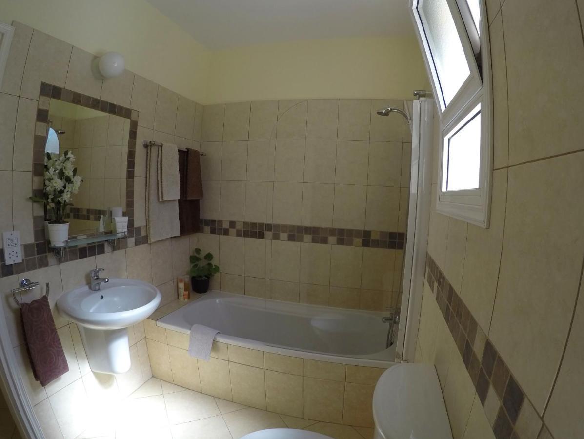 Kato Paphos Suites ภายนอก รูปภาพ