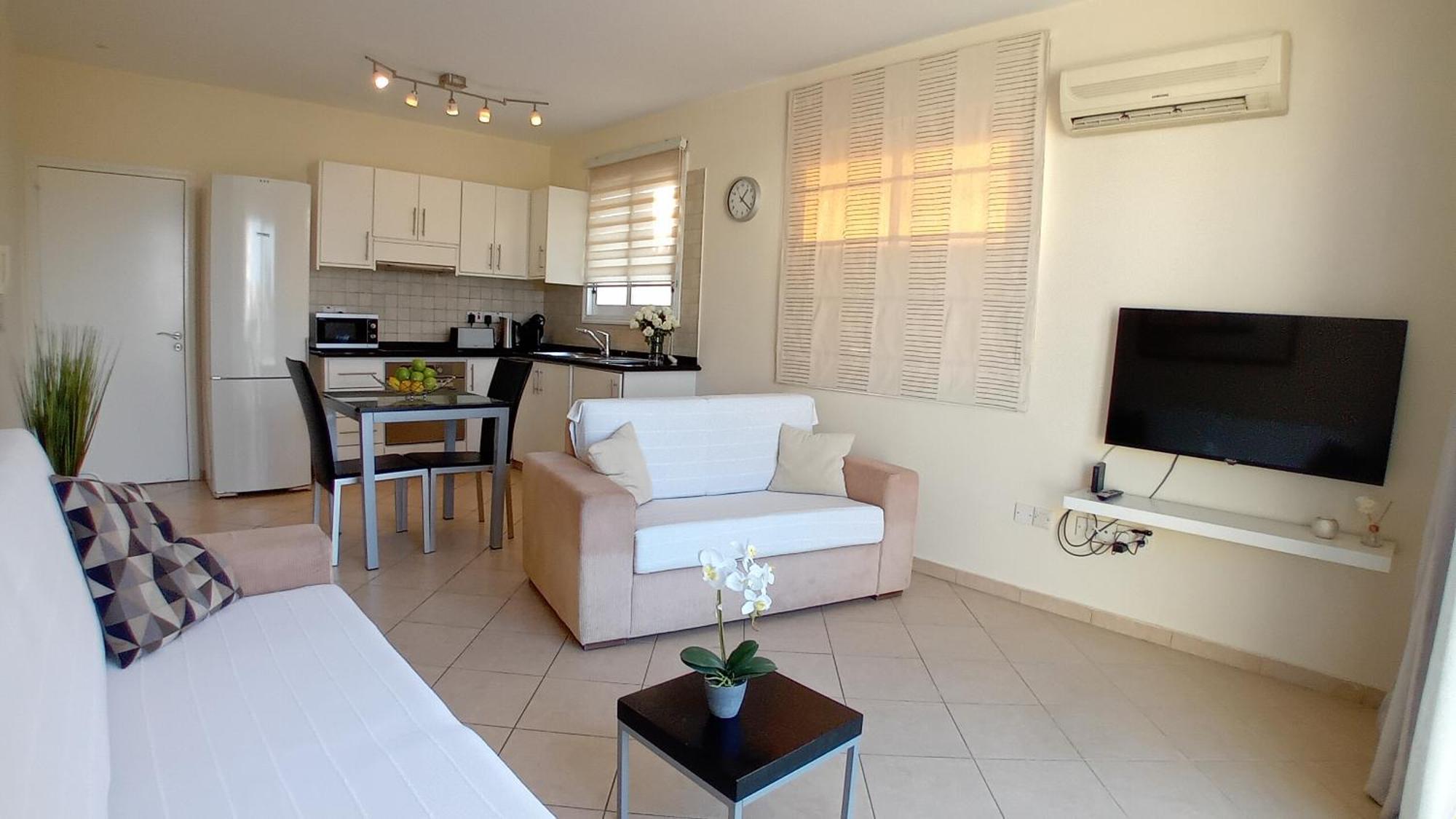 Kato Paphos Suites ภายนอก รูปภาพ