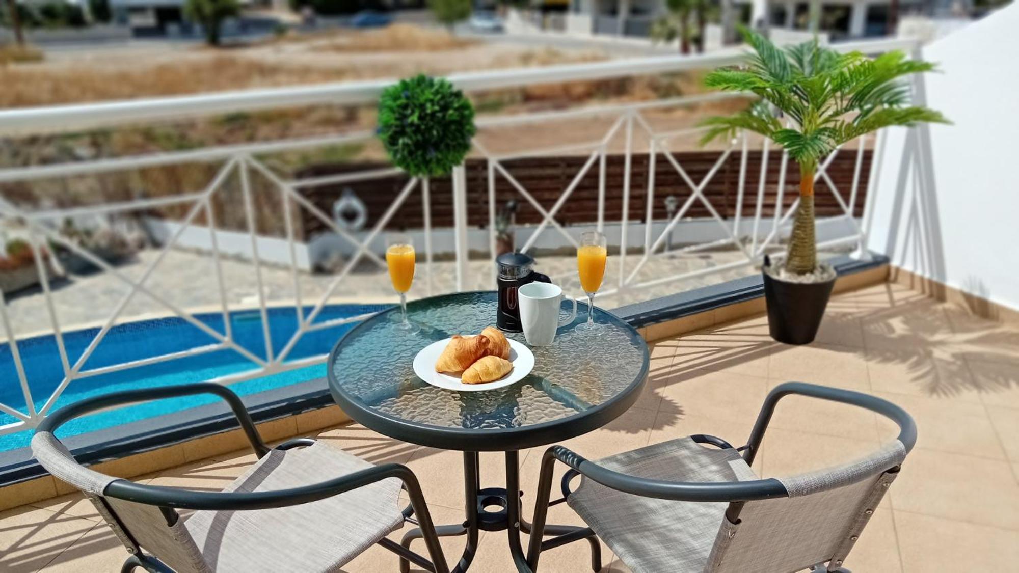 Kato Paphos Suites ภายนอก รูปภาพ