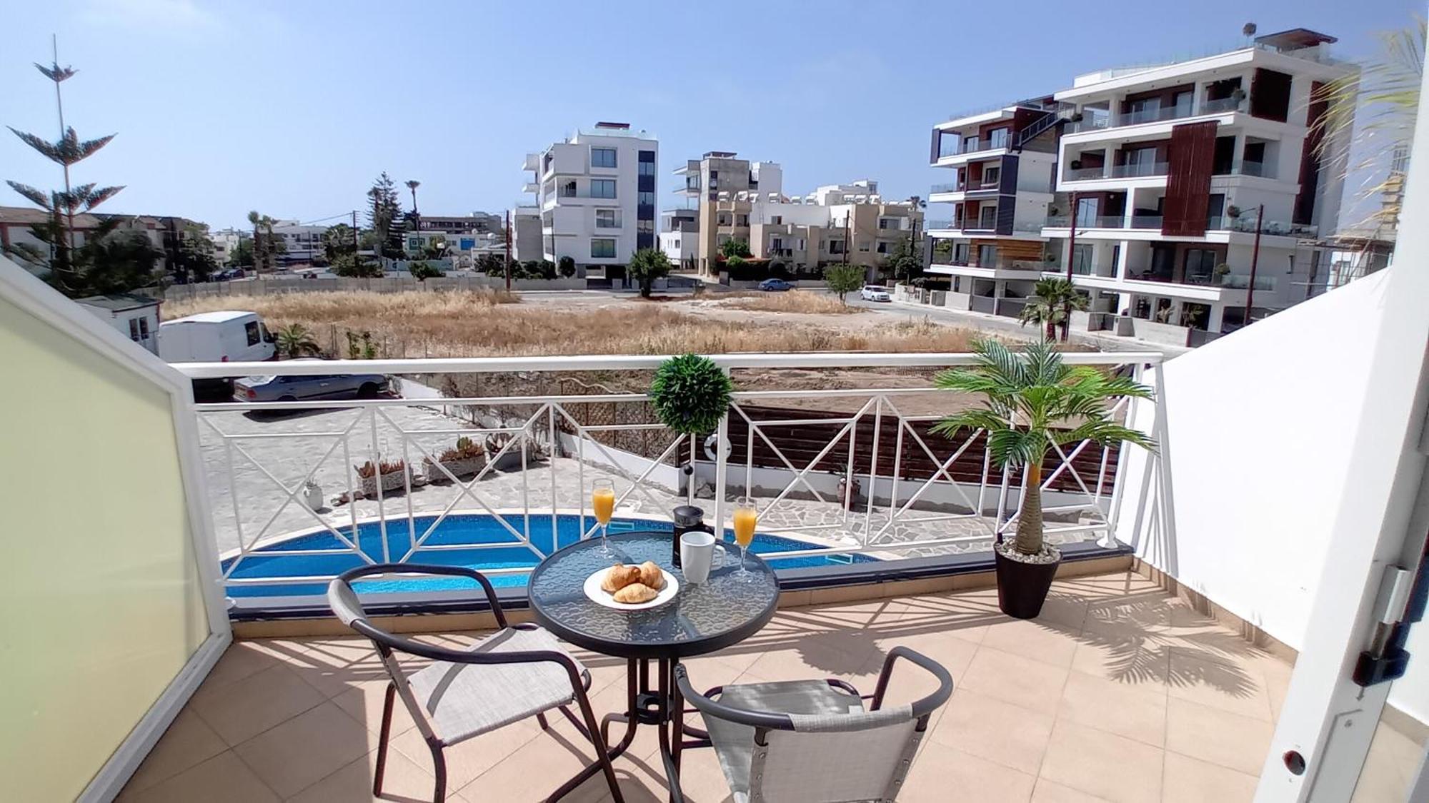 Kato Paphos Suites ภายนอก รูปภาพ